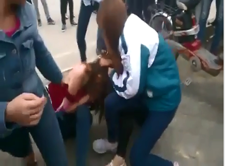 Nữ sinh lại đánh nhau, lột hết nội y